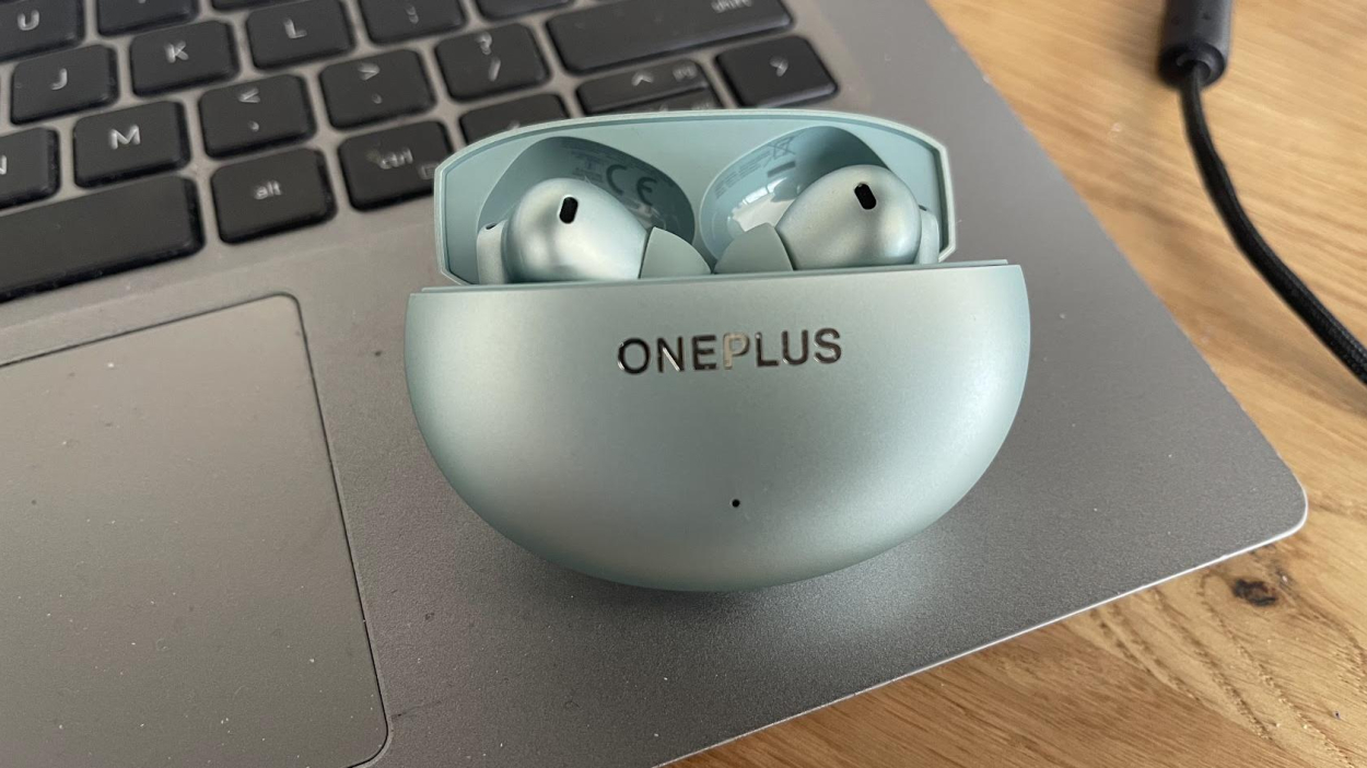 OnePlus Buds 4 w miętowym kolorze – wyjątkowość i ergonomia