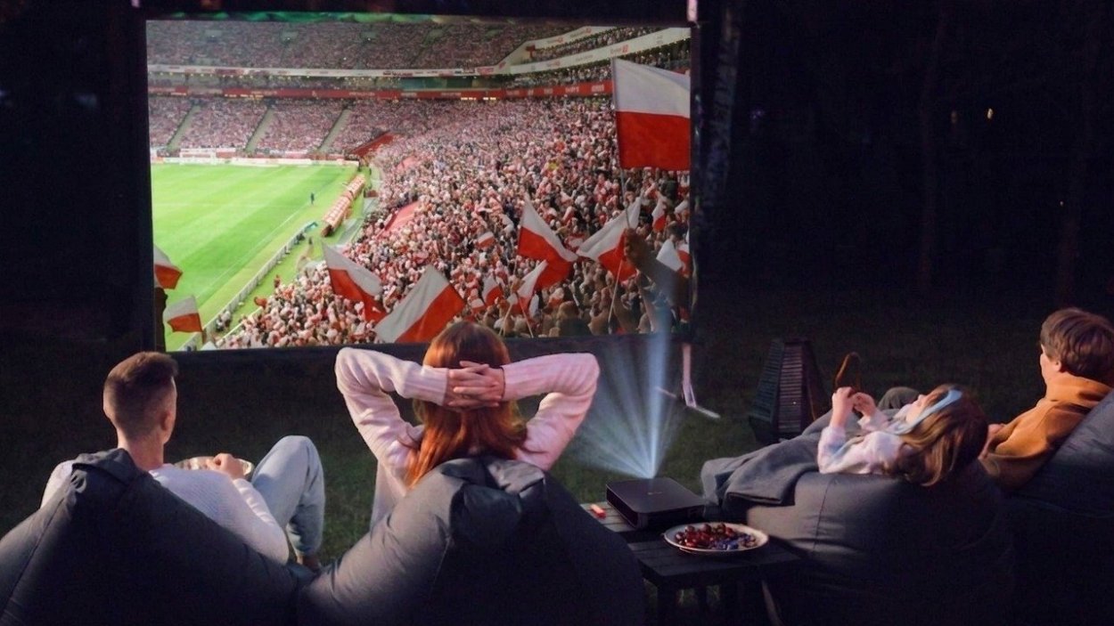 Projektory Dangbei przemieniają dom w strefę kibica podczas baraży MŚ