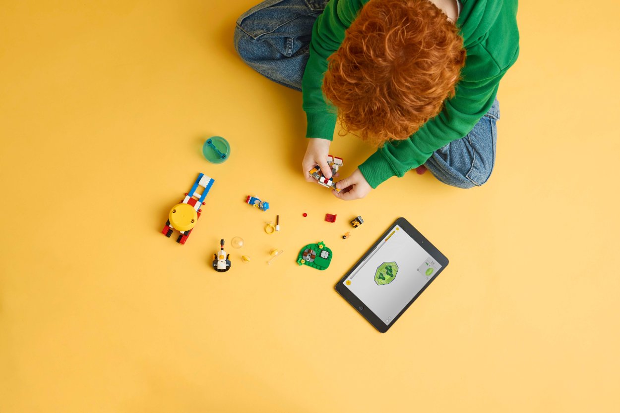 Rodzice łączą zabawę cyfrową i analogową, LEGO dopasowuje się do trendu