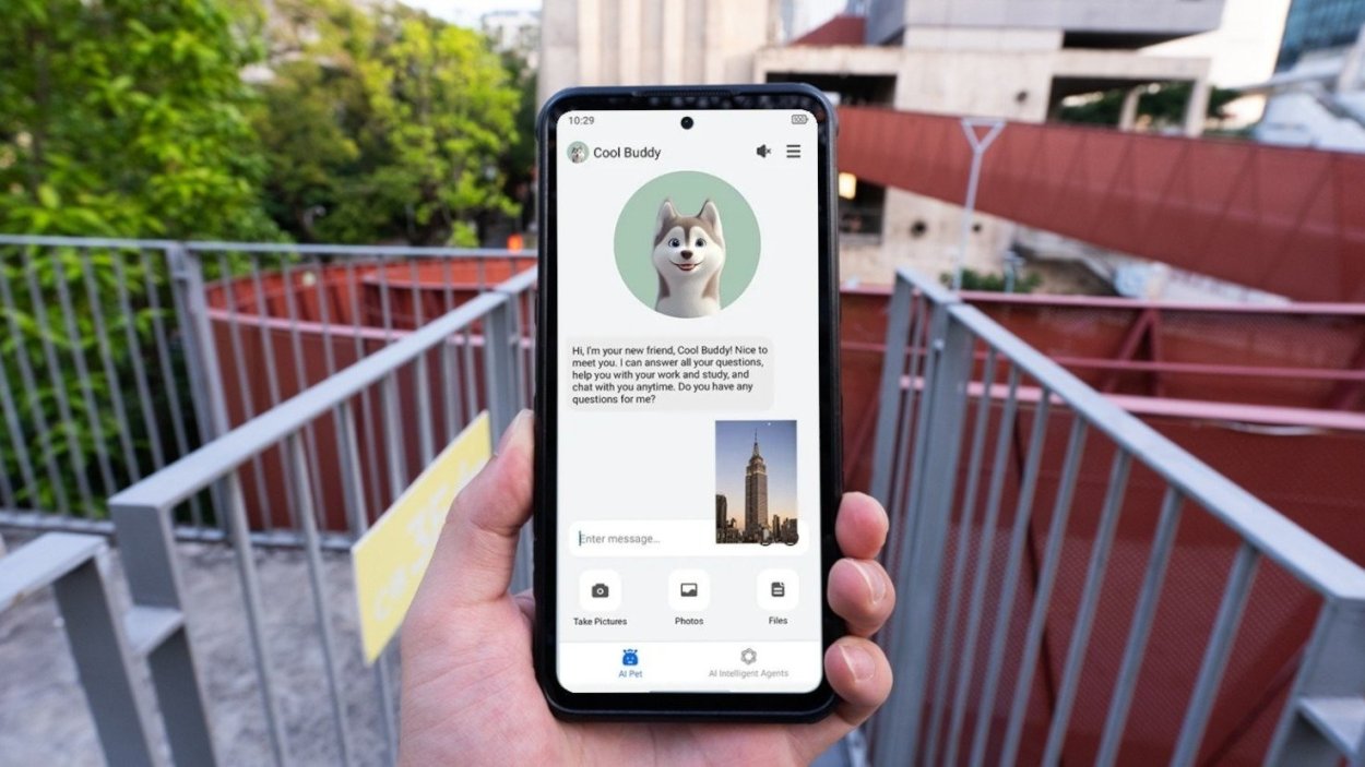 RugOne Xever 7 z asystentem AI i wyborem między psem a kotem na ekranie