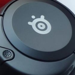 Recenzja Steelseries Arctis Nova 1 - Niezłych słuchawek dla graczy ze zmarnowanym potencjałem...