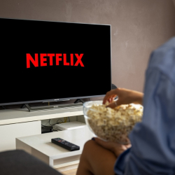 Tajemnica siedmiu zegarów, Netflix z nowym serialem i kolejną ekranizacją. Zdjęcia ruszają niebawem