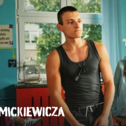 Top 10 filmów Netflix, pośród których na czele Piep*zyc Mickiewicza, Rzeźbiarz łez oraz Sniper G.R.I.T