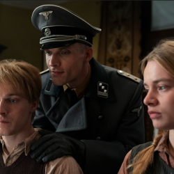 Top 10 seriali Netflix, pośród których na podium znalazły się Światło, którego nie widać, Krawiec i Mały zgon