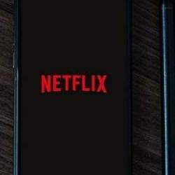 TOP 10 seriali Netflix. Zachowaj spokój liderem. Po co jeszcze chętnie sięgają Polacy w tym tygodniu?