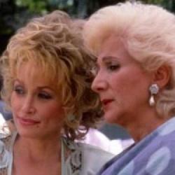 Zapowiedzi programowe CBS Europa na miesiąc luty 2021. Premierowe filmy z plejadą gwiazd oraz romantyczny walentynkowy weekend