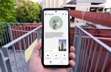RugOne Xever 7 z asystentem AI i wyborem między psem a kotem na ekranie